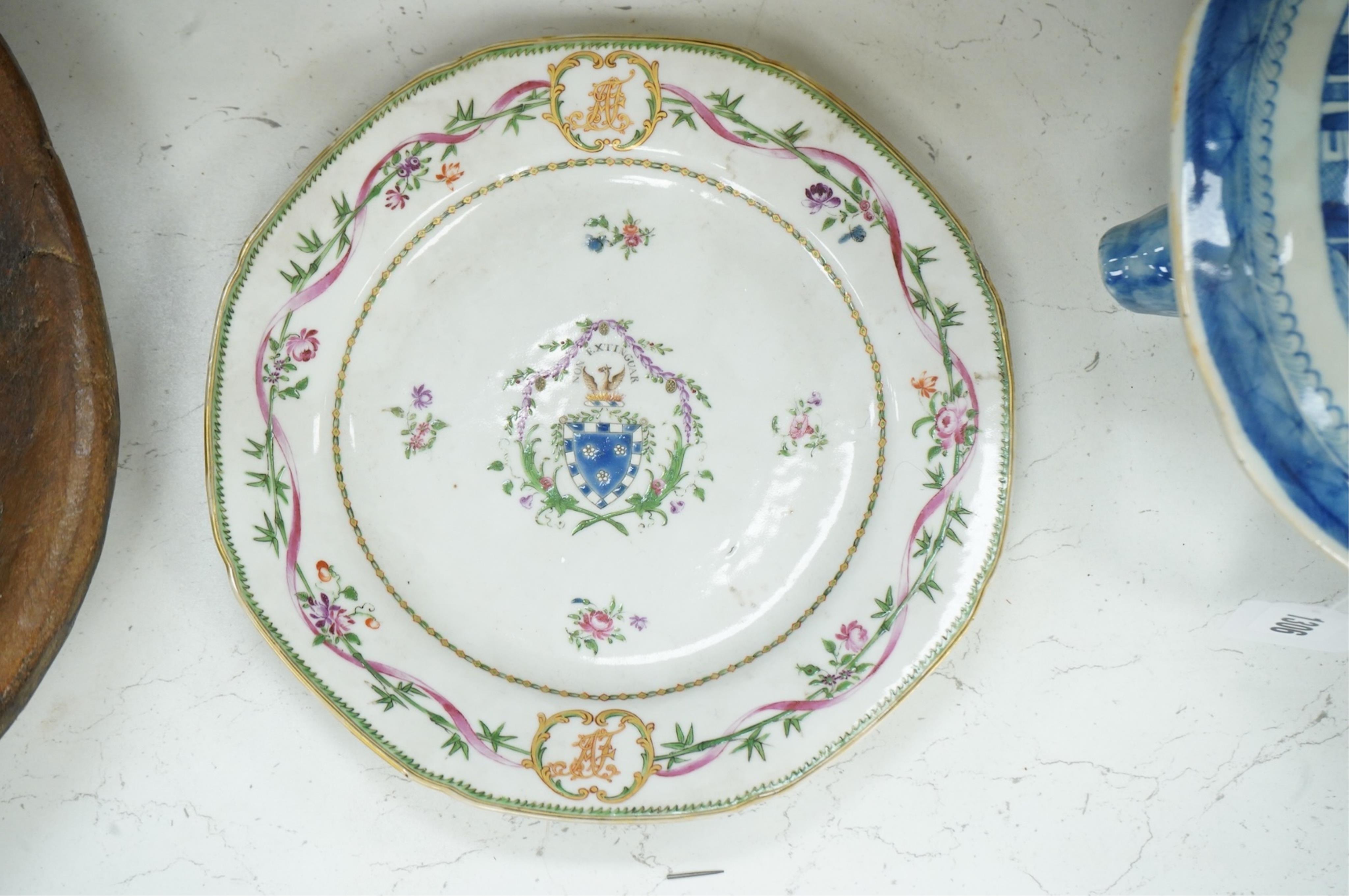 A late 18th century Chinese armorial plate, with motto ‘non extingua’, 23cm